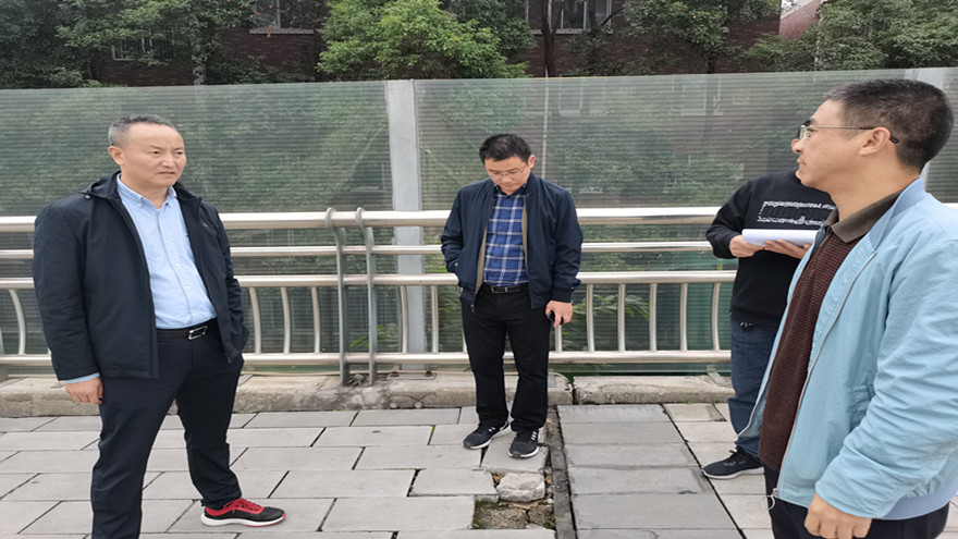 劍南路改造工程一期(九州大道至西山南路)現(xiàn)場檢查橋梁伸縮縫 劍南路改造工程一期(九州大道至西山南路)現(xiàn)場檢查橋梁伸縮縫