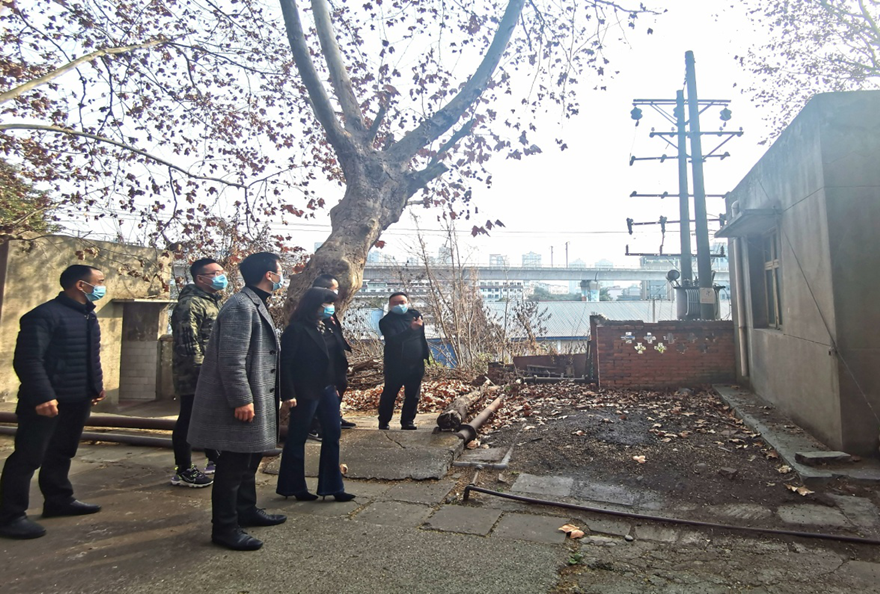 圖片2：公司黨支部書(shū)記、董事長(zhǎng)陳平帶隊(duì)對(duì)磨刀溝倉(cāng)庫(kù)資產(chǎn)進(jìn)行安全檢查_(kāi)副本
