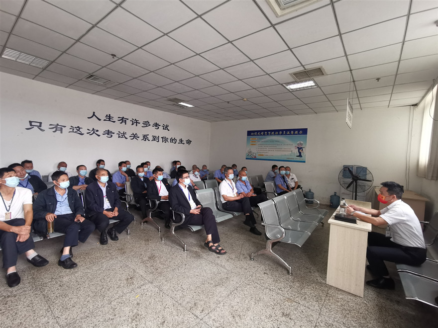 落實主體責(zé)任，推動安全發(fā)展_副本